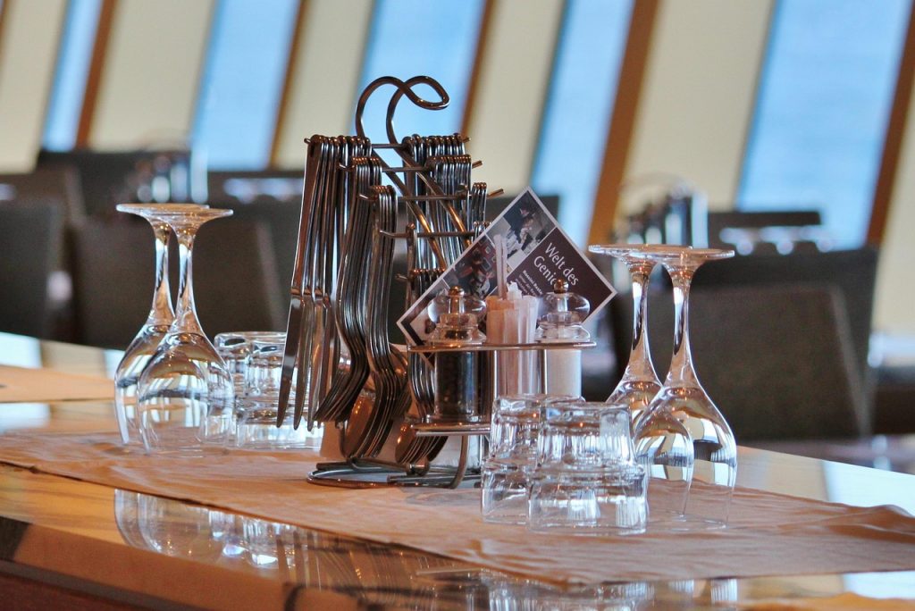 restaurant, bistro, gastronomy, cutlery, glasses, drinking glasses, menage, menu, deco, counter, fork, knife, close up, food, wine glasses, glasses of water, table, set